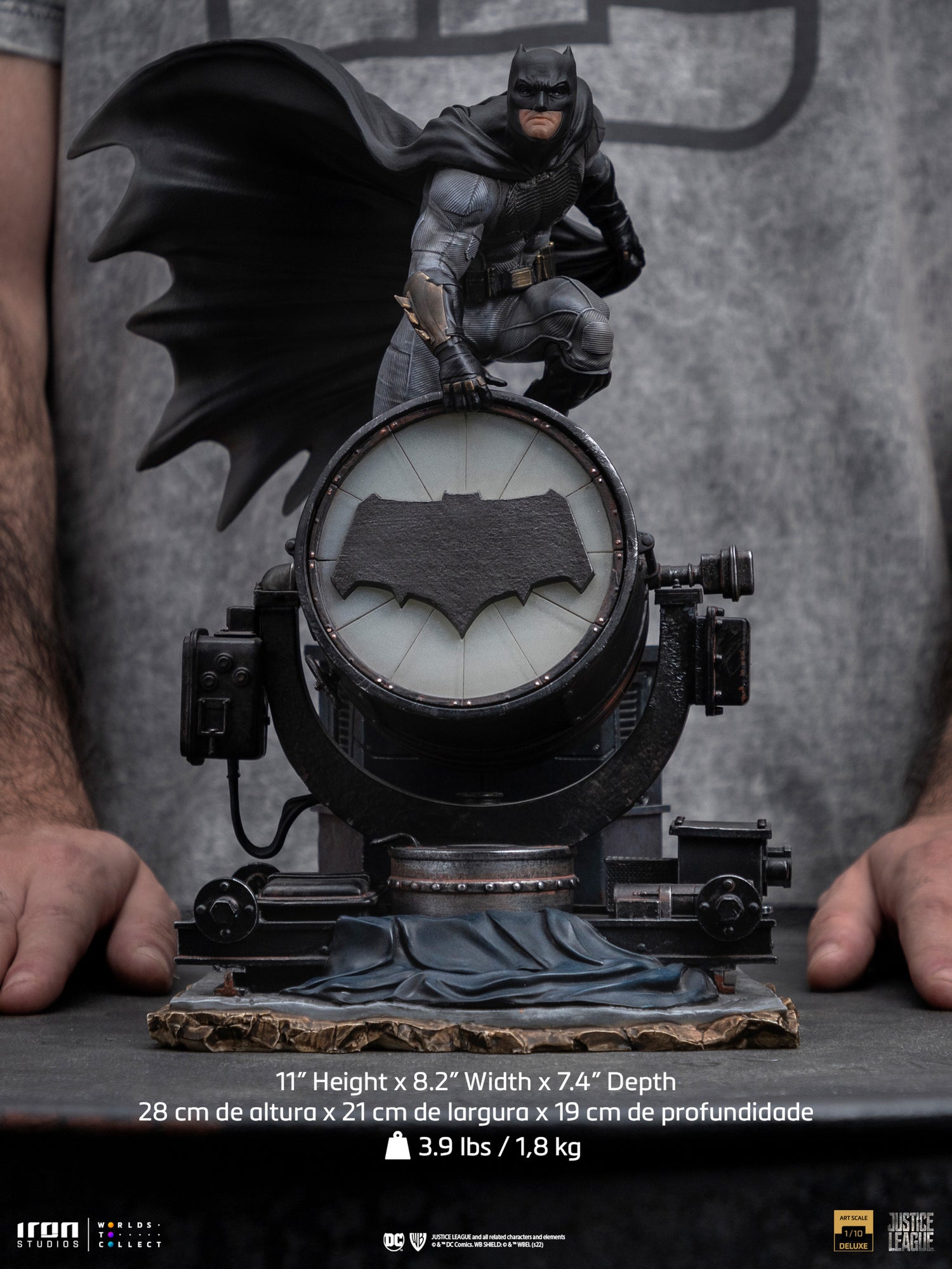 IRON STUDIOS - BATMAN ON BATSIGNAL DELUXE ART SCALE 1/10 - ZACK SNYDER’S JUSTICE LEAGUE - 1/10